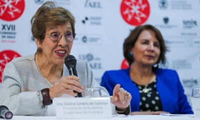 La presidenta de la Academia de la Lengua de Ecuador, Susana Cordero (i), habla en una rueda de prensa este martes en Quito (Ecuador).EFE/ José Jácome