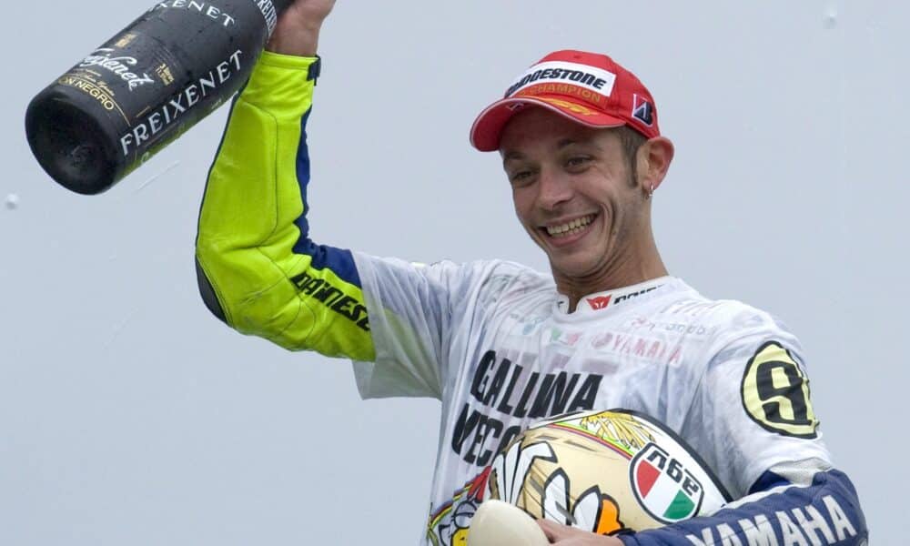 El piloto italiano de MotoGP Valentino Rossi celebra su victoria tras proclamarse campeón del mundo de MotoGP en Malasia. EFE/Ahmad Yusni/Archivo