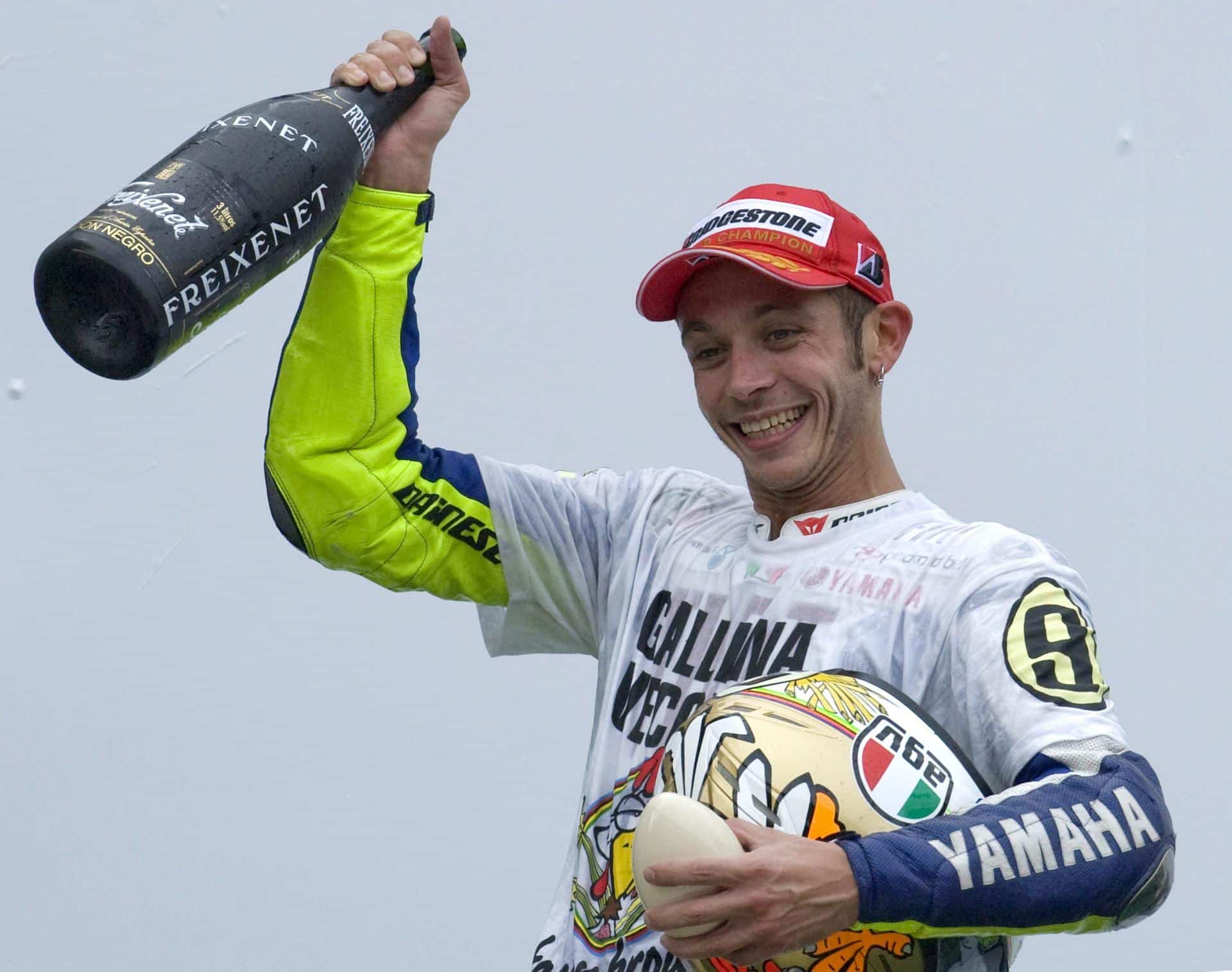 El piloto italiano de MotoGP Valentino Rossi celebra su victoria tras proclamarse campeón del mundo de MotoGP en Malasia. EFE/Ahmad Yusni/Archivo