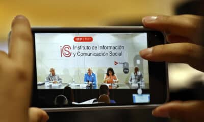 Fotografía de archivo del 5 de junio de 2024 de una persona que graba un video con su celular durante una conferencia de prensa donde se presentó la Ley de Comunicación Social, en La Habana (Cuba). EFE/Ernesto Mastrascusa