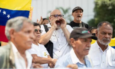 Fotografía de archivo de un hombre que grita durante una manifestación de pensionados y jubilados en Caracas (Venezuela). EFE/ Ronald Peña