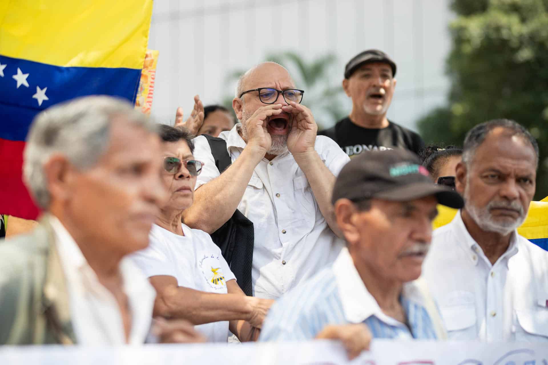 Fotografía de archivo de un hombre que grita durante una manifestación de pensionados y jubilados en Caracas (Venezuela). EFE/ Ronald Peña