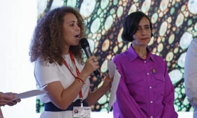 La ministra de Ciencia, Tecnología e Innovación de Colombia, Yesenia Olaya (i) y la ministra de Ambiente y Desarrollo Sostenible de Colombia y presidenta de la COP16, Susana Muhamad, participan en un foro sobre recursos genéticos y secuencias digitales este martes, en Cali (Colombia). EFE/Mauricio Dueñas Castañeda