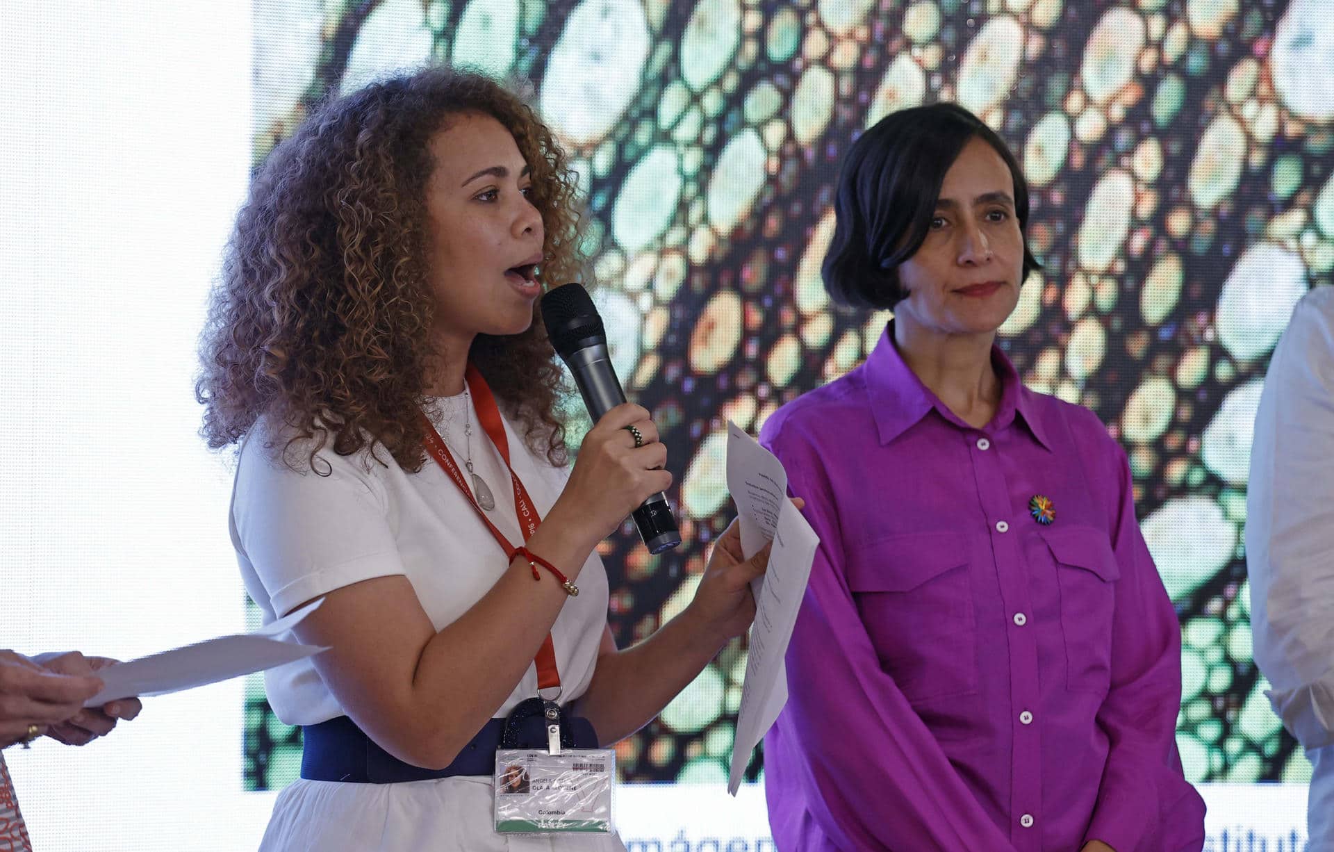 La ministra de Ciencia, Tecnología e Innovación de Colombia, Yesenia Olaya (i) y la ministra de Ambiente y Desarrollo Sostenible de Colombia y presidenta de la COP16, Susana Muhamad, participan en un foro sobre recursos genéticos y secuencias digitales este martes, en Cali (Colombia). EFE/Mauricio Dueñas Castañeda