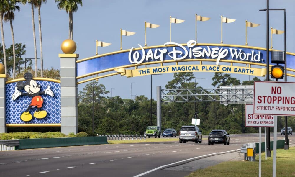 Fotografía de automóviles que pasan bajo una de las puertas de acceso a Walt Disney World en Kissimmee, Florida, Estados Unidos, EFE/EPA/CRISTÓBAL HERRERA-ULASHKEVICH