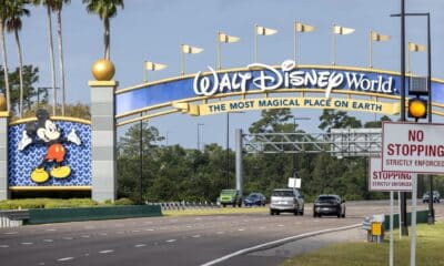 Fotografía de automóviles que pasan bajo una de las puertas de acceso a Walt Disney World en Kissimmee, Florida, Estados Unidos, EFE/EPA/CRISTÓBAL HERRERA-ULASHKEVICH