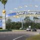 Fotografía de automóviles que pasan bajo una de las puertas de acceso a Walt Disney World en Kissimmee, Florida, Estados Unidos, EFE/EPA/CRISTÓBAL HERRERA-ULASHKEVICH