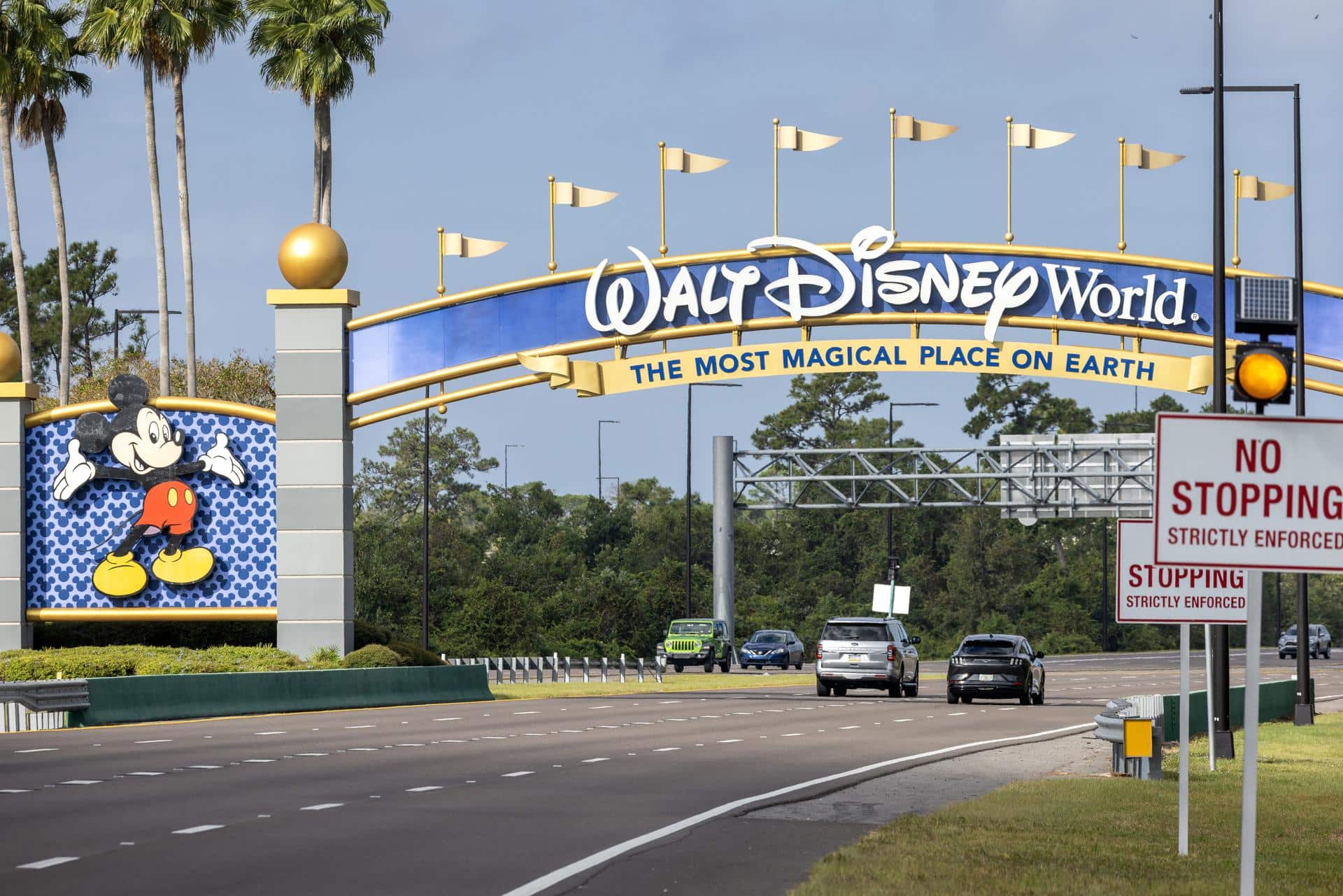 Fotografía de automóviles que pasan bajo una de las puertas de acceso a Walt Disney World en Kissimmee, Florida, Estados Unidos, EFE/EPA/CRISTÓBAL HERRERA-ULASHKEVICH