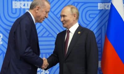 Russian President Vladimir Putin (R) welcomes Turkish President Recep Tayyip Erdogan before their meeting on the sidelines of the BRICS summit in Kazan, Russia, 23 October 2024. The BRICS summit takes place from 22 to 24 October. (Rusia) EFE/EPA/ALEXANDER ZEMLIANICHENKO / POOL