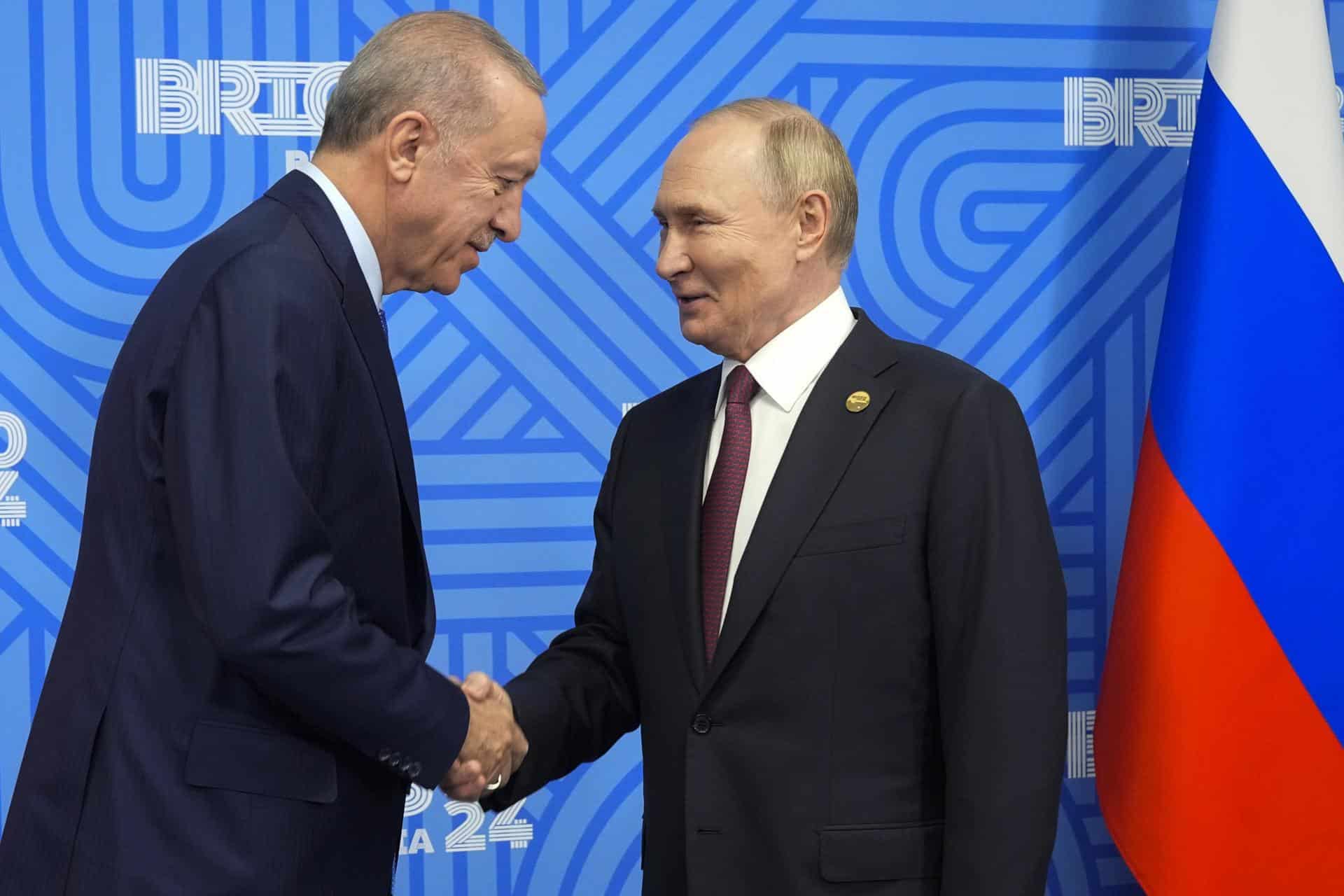 Russian President Vladimir Putin (R) welcomes Turkish President Recep Tayyip Erdogan before their meeting on the sidelines of the BRICS summit in Kazan, Russia, 23 October 2024. The BRICS summit takes place from 22 to 24 October. (Rusia) EFE/EPA/ALEXANDER ZEMLIANICHENKO / POOL