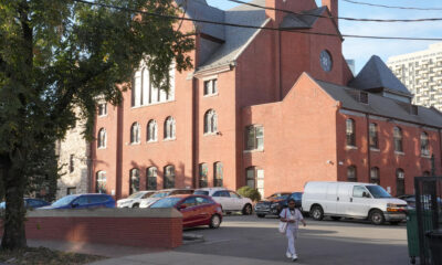 Una mujer camina el jueves 10 de octubre frente a la iglesia Mother Bethel African Methodist Episcopal, la primera iglesia afroamericana establecida en 1787 de Filadelfia (Pensilvania). EFE/Guillermo Azábal