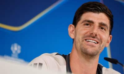 El portero del Real Madrid, el belga Thibaut Courtois, en la rueda de prensa ofrecida este lunes, en la víspera del partido de Liga de Campeones ante el Borussia de Dortmund. EFE/ Sergio Pérez