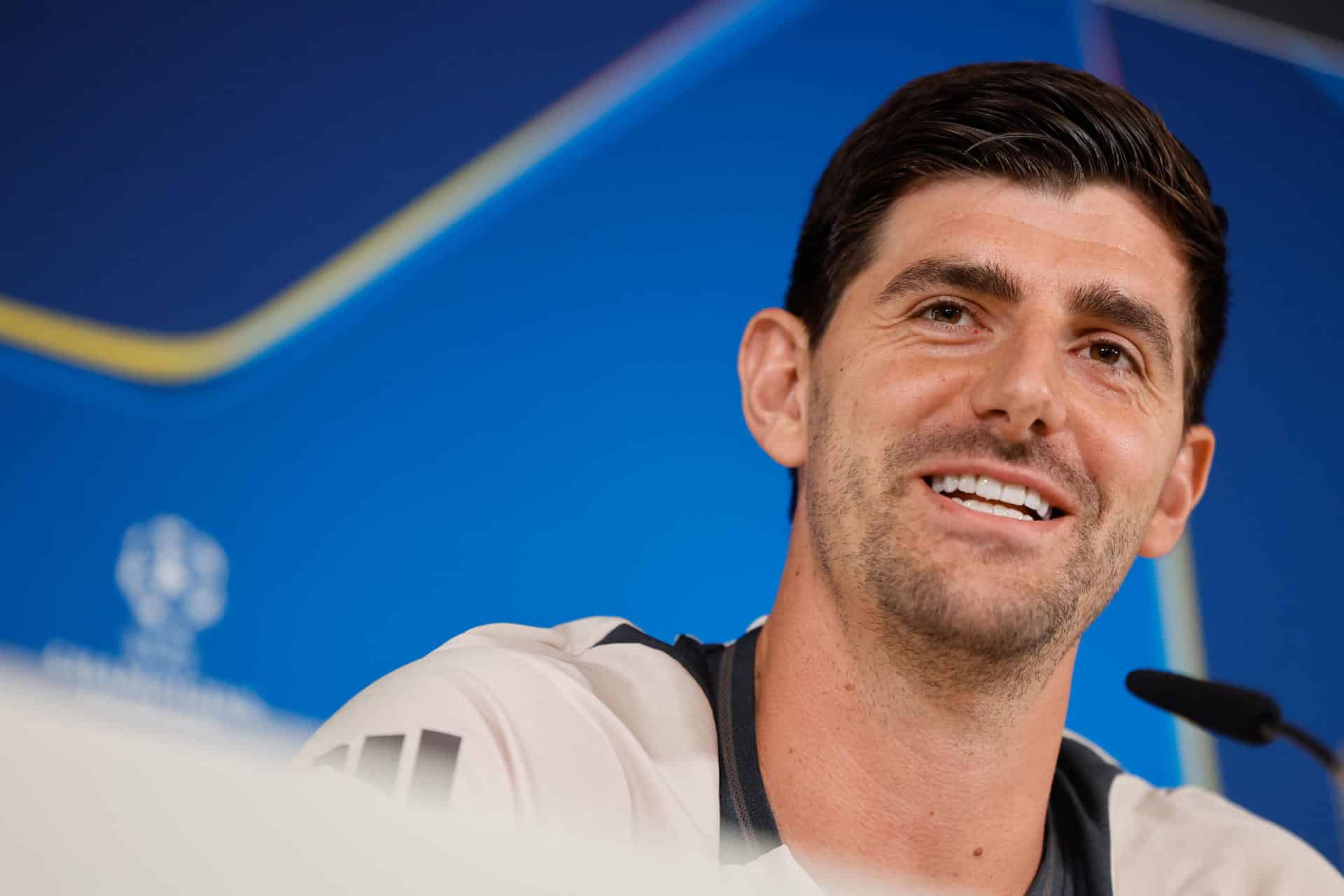 El portero del Real Madrid, el belga Thibaut Courtois, en la rueda de prensa ofrecida este lunes, en la víspera del partido de Liga de Campeones ante el Borussia de Dortmund. EFE/ Sergio Pérez