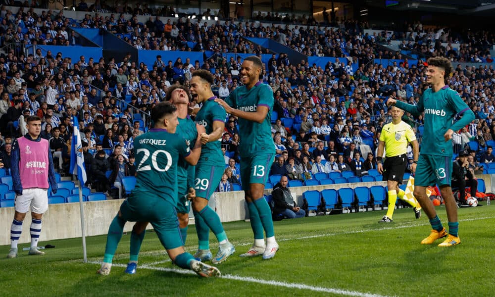 El jugador del Anderlecht Theo Leoni (2i) celebra con sus compañeros el 1-2 conseguido, durante el partido de Liga Europa que disputan este jueves en el estadio Reale Arena de San Sebastián. EFE/Juan Herrero