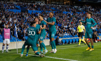 El delantero de la Real Sociedad Orri Óskarsson celebra tras marcar el tercer gol ante el Valencia, durante el partido de LaLiga en Primera División que Real Sociedad y Valencia CF disputaron en el Reale Arena, en San Sebastián, en una foto de archivo. EFE/Javier Etxezarreta