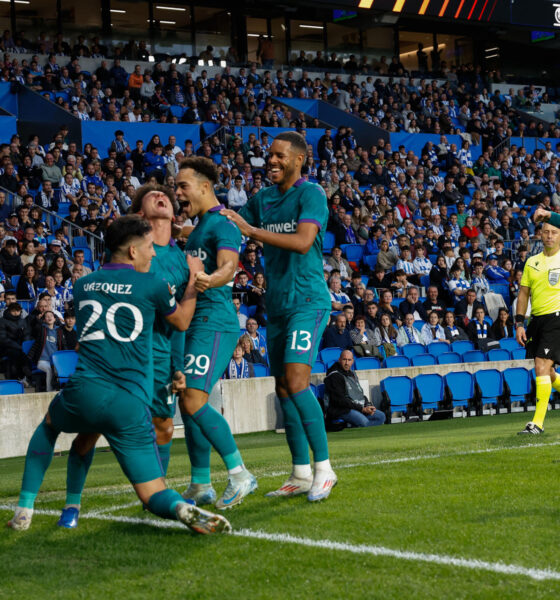 El jugador del Anderlecht Theo Leoni (2i) celebra con sus compañeros el 1-2 conseguido, durante el partido de Liga Europa que disputan este jueves en el estadio Reale Arena de San Sebastián. EFE/Juan Herrero