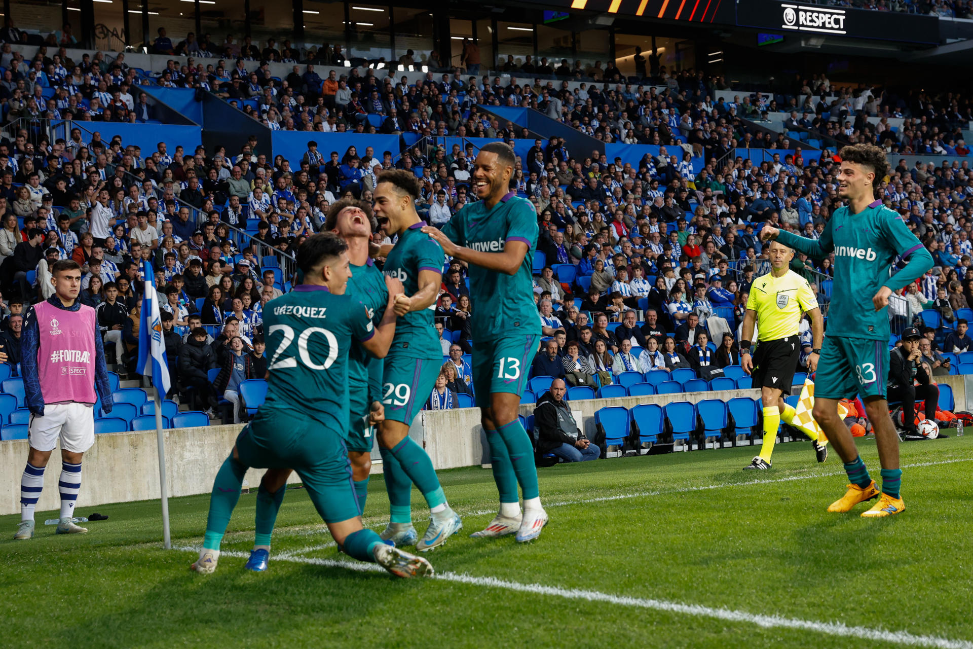 El jugador del Anderlecht Theo Leoni (2i) celebra con sus compañeros el 1-2 conseguido, durante el partido de Liga Europa que disputan este jueves en el estadio Reale Arena de San Sebastián. EFE/Juan Herrero