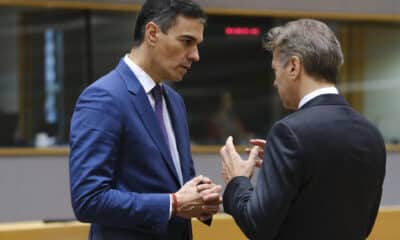 El presidente del gobierno de España Pedro Sánchez (i), durante la sesión de trabajo de la cumbre del Consejo Europeo en Bruselas (Bélgica), este jueves. Los líderes de la UE se reúnen en Bruselas para debatir sobre Ucrania, Oriente Medio, competitividad, migración y asuntos exteriores.EFE/ Alexandros Michailidis/UE***SOLO USO EDITORIAL/SOLO DISPONIBLE PARA ILUSTRAR LA NOTICIA QUE ACOMPAÑA (CRÉDITO OBLIGATORIO)***