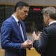 El presidente del gobierno de España Pedro Sánchez (i), durante la sesión de trabajo de la cumbre del Consejo Europeo en Bruselas (Bélgica), este jueves. Los líderes de la UE se reúnen en Bruselas para debatir sobre Ucrania, Oriente Medio, competitividad, migración y asuntos exteriores.EFE/ Alexandros Michailidis/UE***SOLO USO EDITORIAL/SOLO DISPONIBLE PARA ILUSTRAR LA NOTICIA QUE ACOMPAÑA (CRÉDITO OBLIGATORIO)***