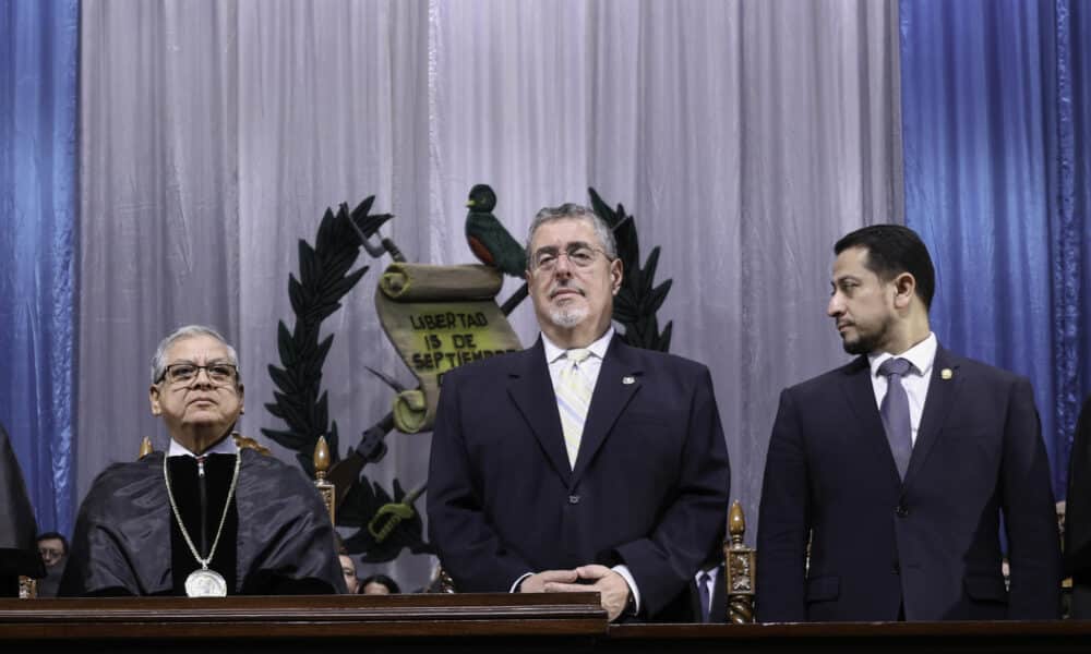 El magistrado Carlos Lucero Paz (i), el presidente de Guatemala, Bernardo Arévalo de León (c), y el presidente del Congreso, Nery Ramos, participan durante la toma de posesión de los magistrados de la Corte Suprema de Justicia periodo 2024-2029, este domingo en Ciudad de Guatemala (Guatemala). EFE/Mariano Macz