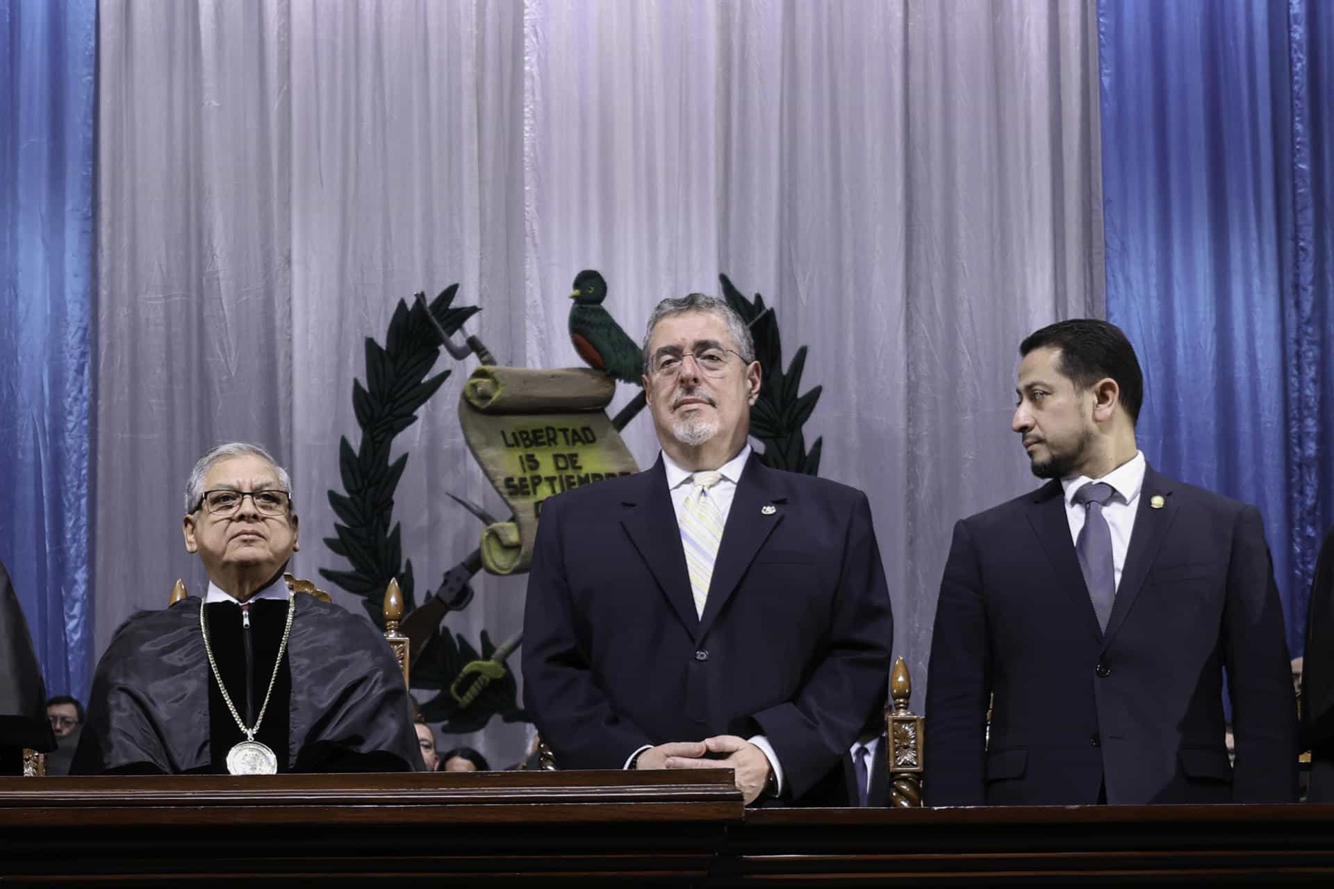 El magistrado Carlos Lucero Paz (i), el presidente de Guatemala, Bernardo Arévalo de León (c), y el presidente del Congreso, Nery Ramos, participan durante la toma de posesión de los magistrados de la Corte Suprema de Justicia periodo 2024-2029, este domingo en Ciudad de Guatemala (Guatemala). EFE/Mariano Macz