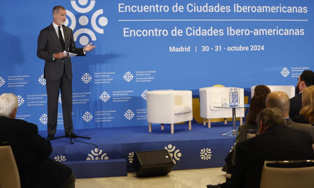 El rey Felipe VI da un discurso mientras asiste al I Encuentro de Ciudades Iberoamericanas, este jueves, en un hotel madrileño. EFE/ Chema Moya