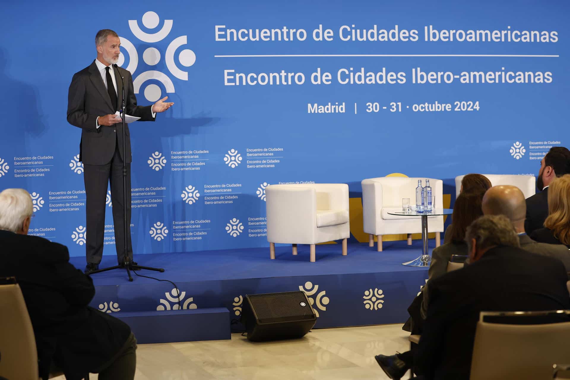 El rey Felipe VI da un discurso mientras asiste al I Encuentro de Ciudades Iberoamericanas, este jueves, en un hotel madrileño. EFE/ Chema Moya