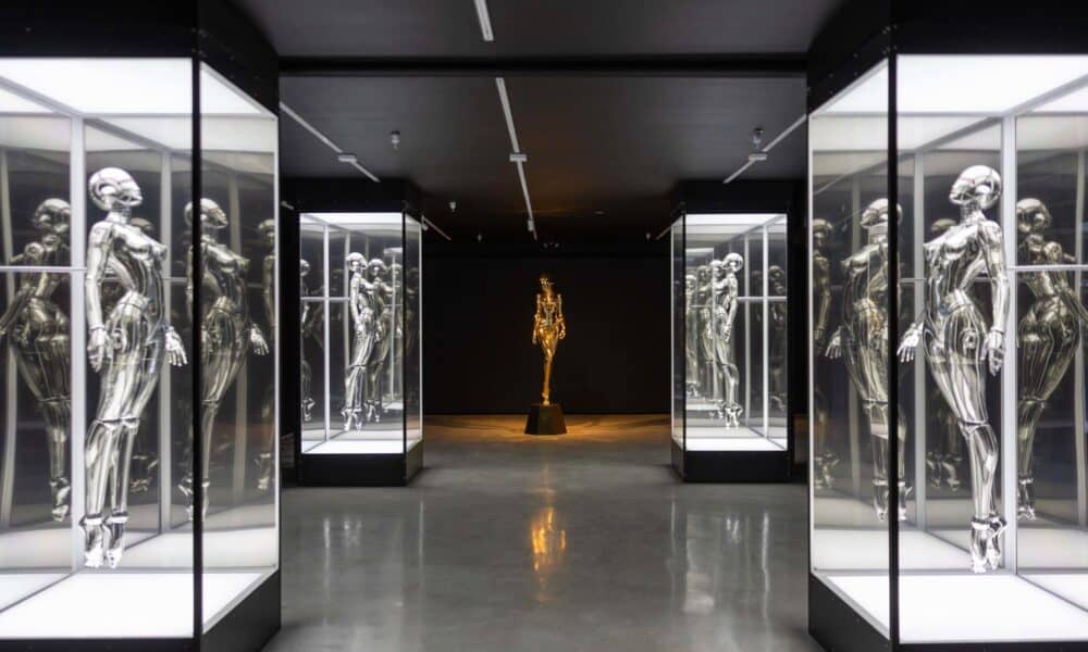 Fotografía cedida por el Museo del Sexo donde se muestran las famosas esculturas de 'robots sexys' del artista e ilustrador japonés Hajime Sorayama que forman parte de la galería 'Hajime Sorayama: Máquinas del deseo'. EFE/Museo del Sexo /SOLO USO EDITORIAL /NO VENTAS /SOLO DISPONIBLE PARA ILUSTRAR LA NOTICIA QUE ACOMPAÑA /CRÉDITO OBLIGATORIO