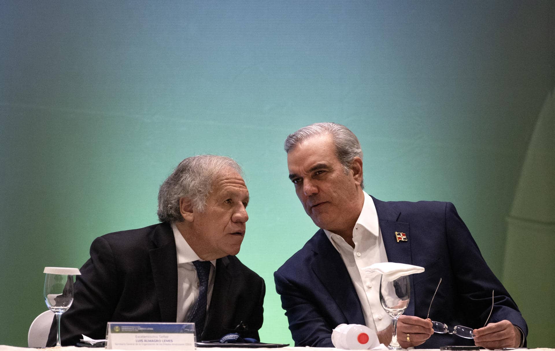 Luis Almagro (i), secretario general de la Organización de los Estados Americanos (OEA), habla con el presidente de República Dominicana, Luis Abinader, este jueves durante la inauguración del Congreso Internacional Democracia en América Latina, organizado por el Tribunal Superior Electoral (TSE), en Santo Domingo (República Dominicana). EFE/ Orlando Barría