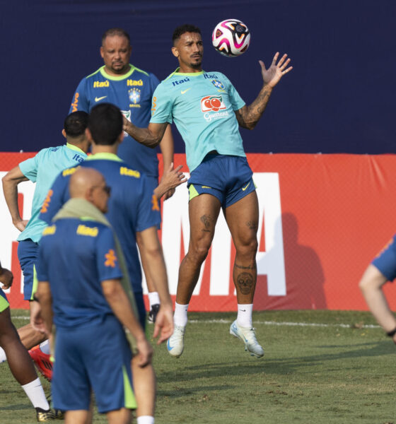 La selección brasileña de fútbol se entrena este martes en la sede del club Palmeiras, en Sao Paulo, para visitar a la de Chile en la novena jornada de las eliminatorias del Mundial de 2026. EFE/ Isaac Fontana