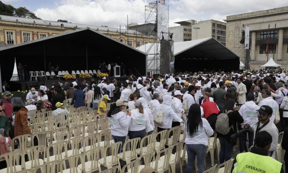 Familiares de personas desaparecidas miembros del partido Unión Patriótica se retiran por la ausencia del presidente Gustavo Petro a la Plaza de Bolívar en Bogotá (Colombia). EFE/ Carlos Ortega