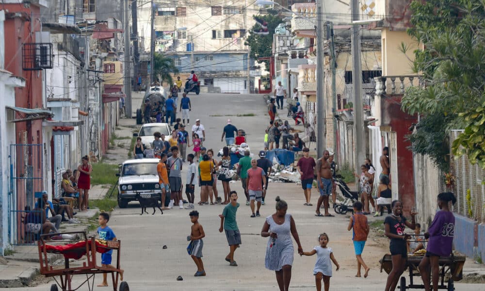 Fotografía de personas caminando por una calle durante un apagón nacional, en La Habana (Cuba). EFE/ Yander Zamora