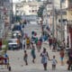 Fotografía de personas caminando por una calle durante un apagón nacional, en La Habana (Cuba). EFE/ Yander Zamora