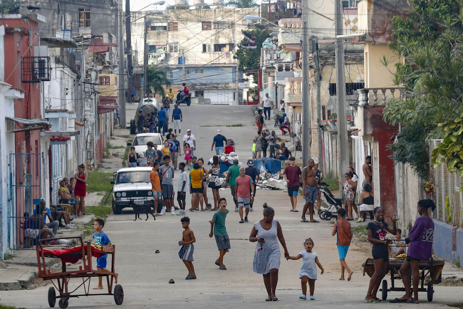 Fotografía de personas caminando por una calle durante un apagón nacional, en La Habana (Cuba). EFE/ Yander Zamora