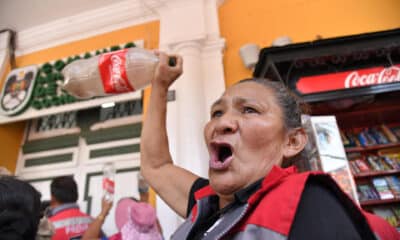 Una mujer participa en una protesta de comerciantes en contra de los bloqueos de carreteras y el alza de los precios este jueves, en Cochabamba (Bolivia). EFE/Jorge Ábrego