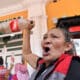 Una mujer participa en una protesta de comerciantes en contra de los bloqueos de carreteras y el alza de los precios este jueves, en Cochabamba (Bolivia). EFE/Jorge Ábrego