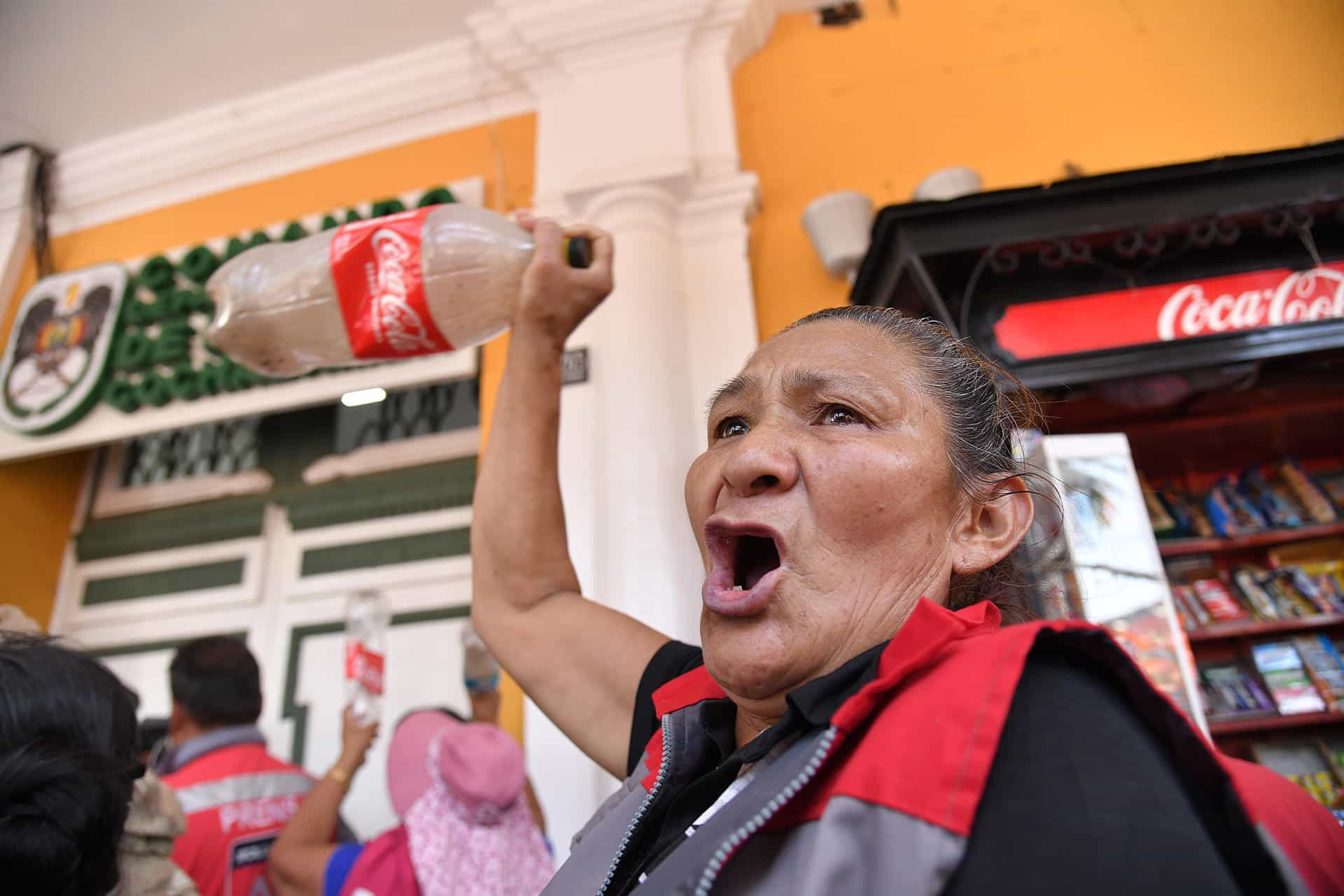 Una mujer participa en una protesta de comerciantes en contra de los bloqueos de carreteras y el alza de los precios este jueves, en Cochabamba (Bolivia). EFE/Jorge Ábrego