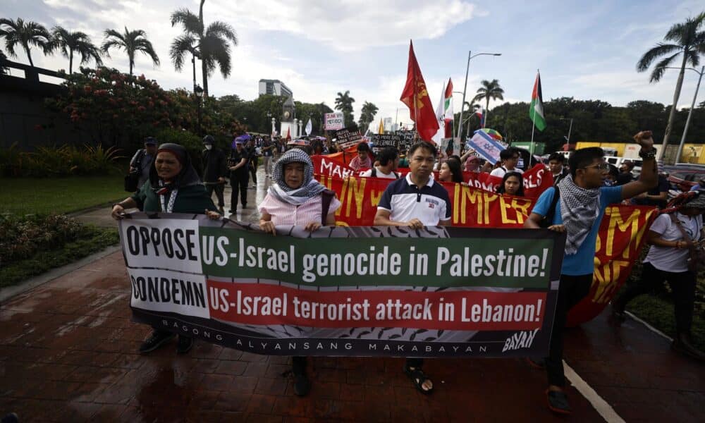 Manifestantes marchan este sábado en una protesta a favor de Palestina cerca de la Embajada de Estados Unidos en Manila ante el primer aniversario el próximo lunes del ataque del grupo palestino Hamás que desencadenó la guerra de Israel contra la Franja de Gaza. EFE/EPA/FRANCIS R. MALASIG