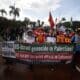 Manifestantes marchan este sábado en una protesta a favor de Palestina cerca de la Embajada de Estados Unidos en Manila ante el primer aniversario el próximo lunes del ataque del grupo palestino Hamás que desencadenó la guerra de Israel contra la Franja de Gaza. EFE/EPA/FRANCIS R. MALASIG