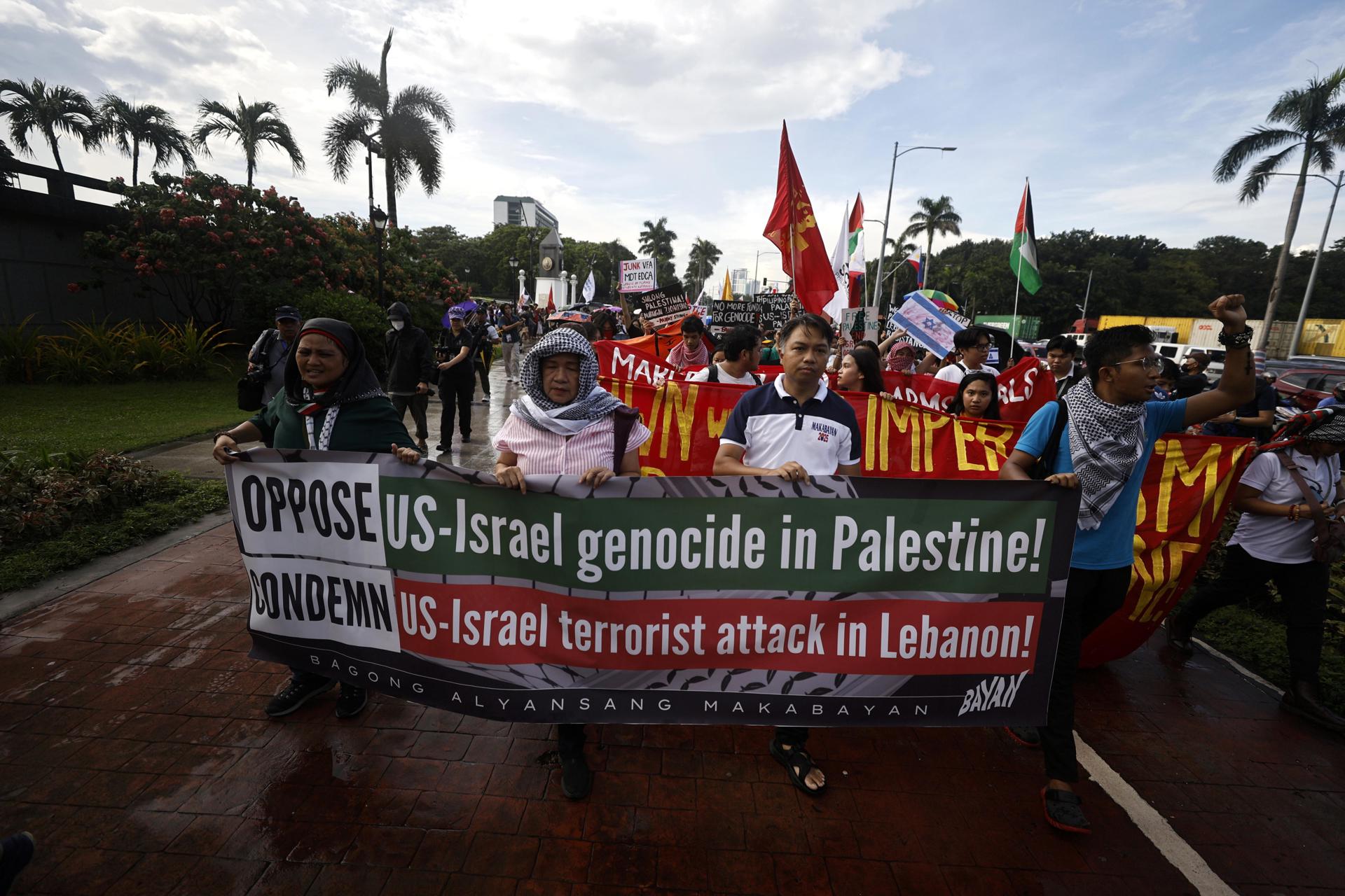 Manifestantes marchan este sábado en una protesta a favor de Palestina cerca de la Embajada de Estados Unidos en Manila ante el primer aniversario el próximo lunes del ataque del grupo palestino Hamás que desencadenó la guerra de Israel contra la Franja de Gaza. EFE/EPA/FRANCIS R. MALASIG