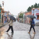 Imagen de archivo de dos personas que se protegen de la lluvia en el estado de Oaxaca (México). EFE/Daniel Ricardez