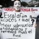 Un manifestante sostiene un cartel en una marcha este sábado en San Salvador (El Salvador). EFE/ Rodrigo Sura