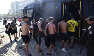 Fanáticos del equipo Peñarol de Uruguay, son detenidos en la playa de Pontal, en Río de Janeiro (Brasil). EFE/ André Coelho