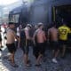 Fanáticos del equipo Peñarol de Uruguay, son detenidos en la playa de Pontal, en Río de Janeiro (Brasil). EFE/ André Coelho