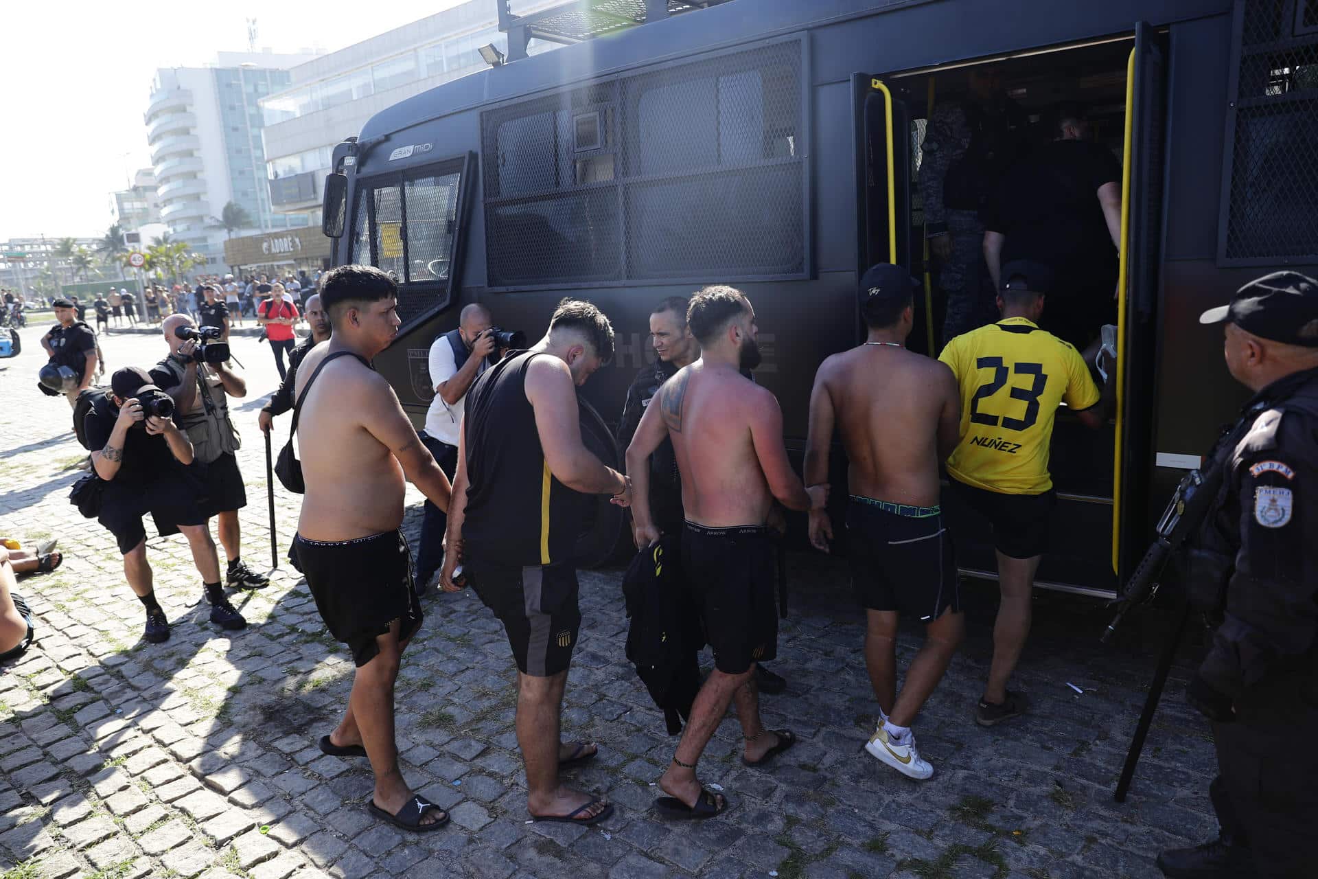 Fanáticos del equipo Peñarol de Uruguay, son detenidos en la playa de Pontal, en Río de Janeiro (Brasil). EFE/ André Coelho