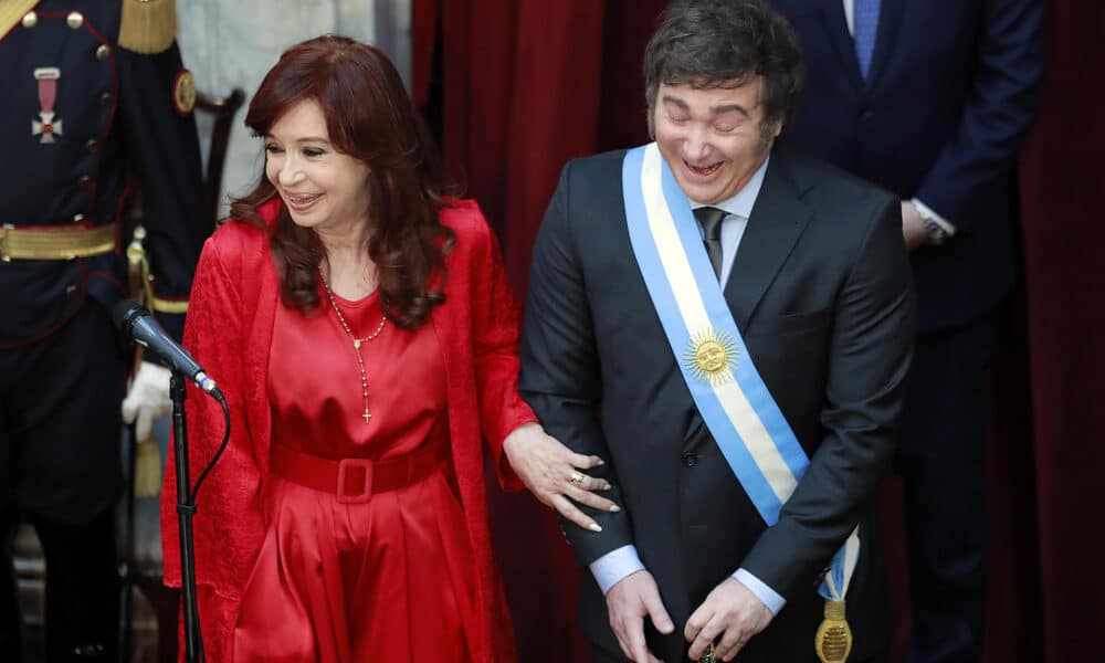 Fotografía de archivo del presidente de Argentina, Javier Milei, el día de su posesión, el 10 de diciembre de 2023, sonriendo junto a la entonces vicepresidenta saliente, Cristina Fernández de Kirchner. Actualmente son 'enemigos' políticos. EFE/ Demian Alday Estevez ARCHIVO