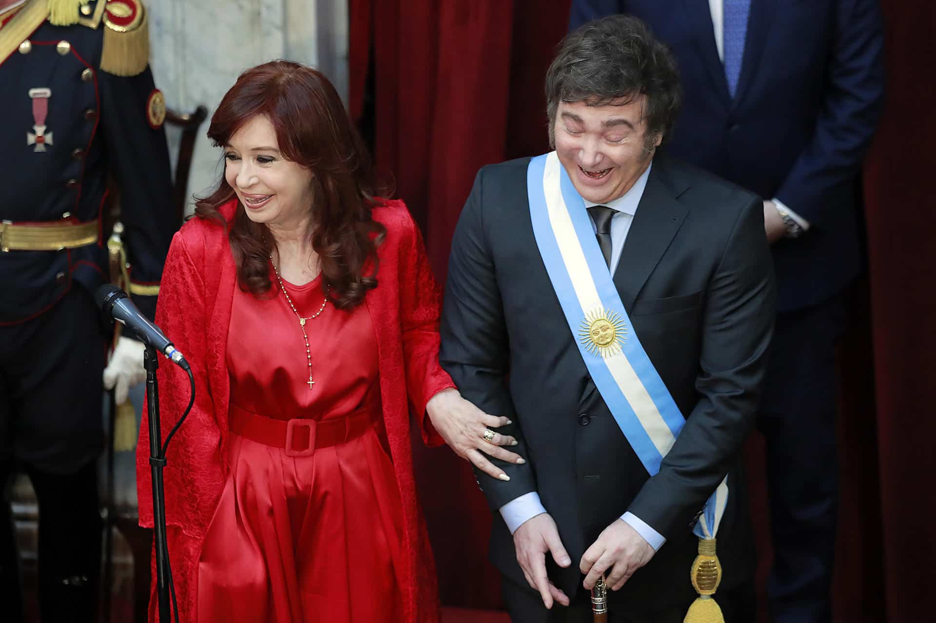 Fotografía de archivo del presidente de Argentina, Javier Milei, el día de su posesión, el 10 de diciembre de 2023, sonriendo junto a la entonces vicepresidenta saliente, Cristina Fernández de Kirchner. Actualmente son 'enemigos' políticos. EFE/ Demian Alday Estevez ARCHIVO