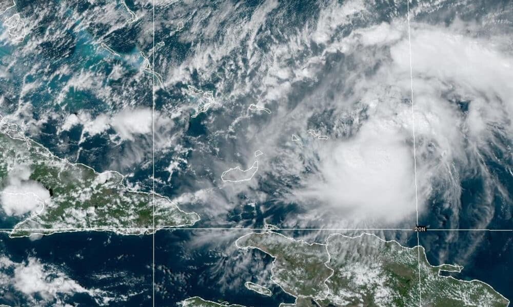 Fotografía satelital cedida por la Oficina Nacional de Administración Oceánica y Atmosférica (NOAA) a través del Centro Nacional de Huracanes (NHC) estadounidense donde se muestra la localización de la tormenta tropical Oscar en el Atlántico. EFE/ Noaa /nhc