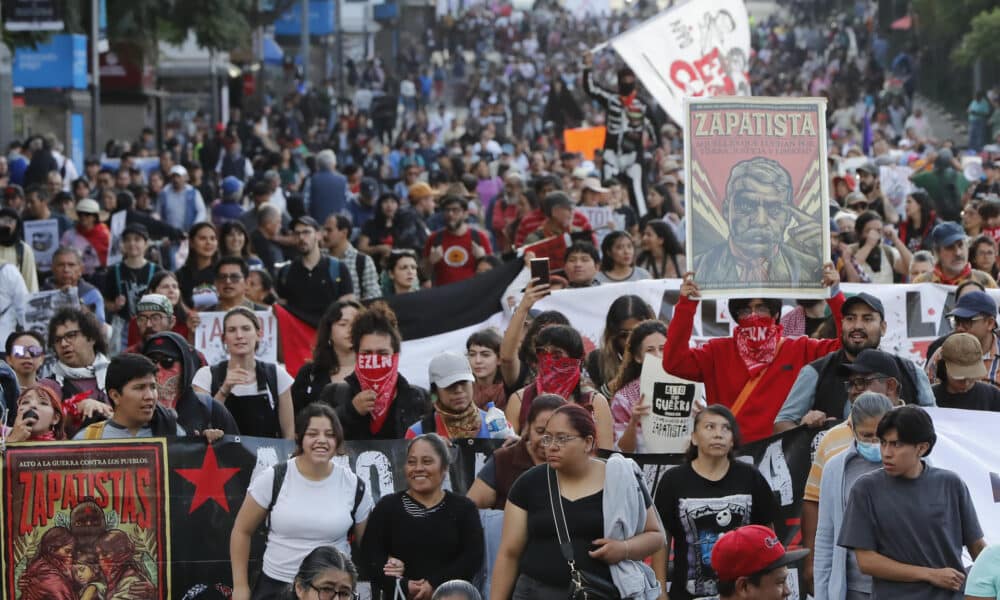 Indígenas simpatizantes del Ejército Zapatista de Liberación Nacional (EZLN), protestan este jueves en Ciudad de México (México). EFE/ Mario Guzmán