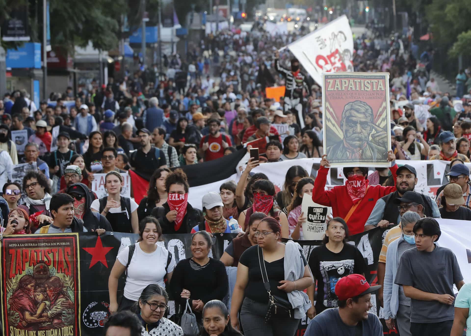 Indígenas simpatizantes del Ejército Zapatista de Liberación Nacional (EZLN), protestan este jueves en Ciudad de México (México). EFE/ Mario Guzmán